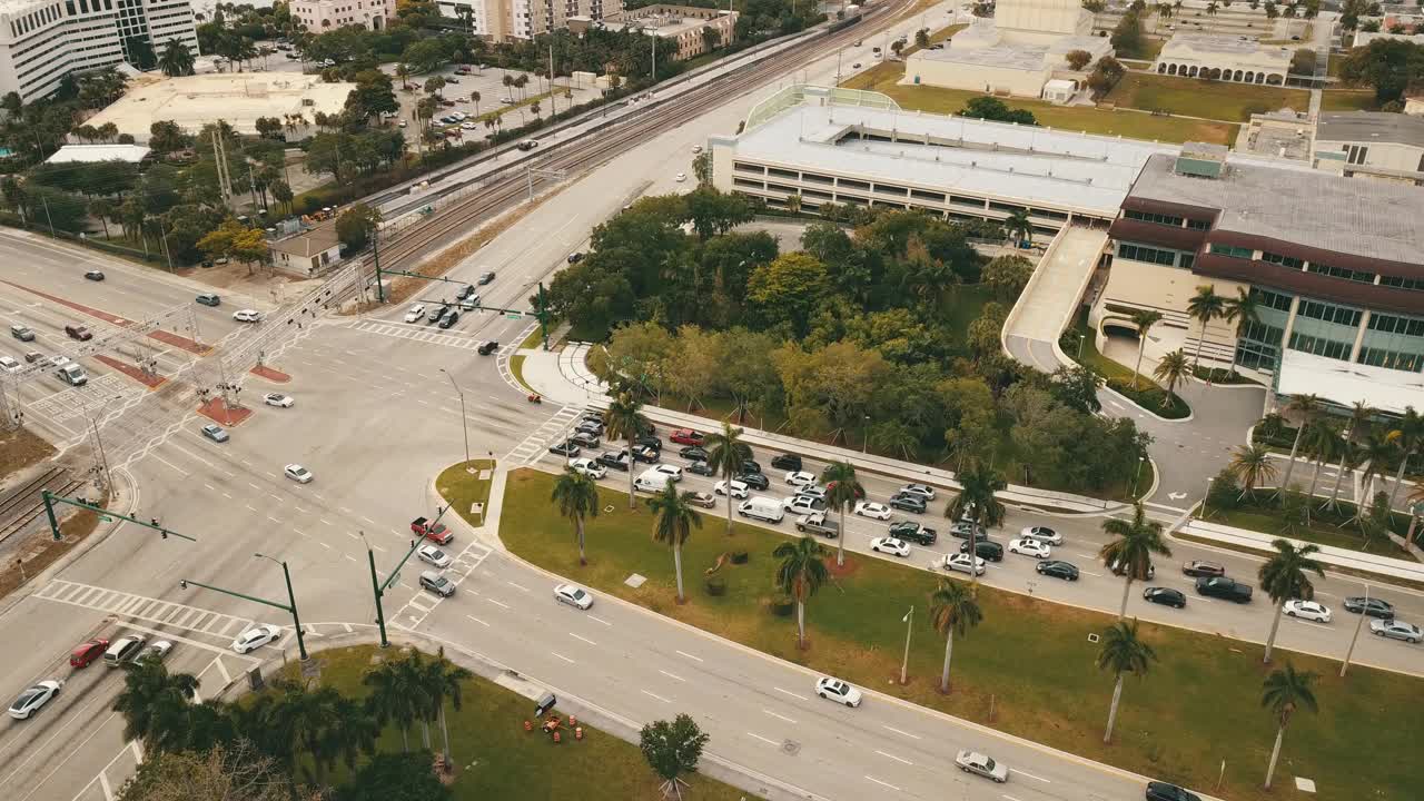 2021年3月春假期间，无人机拍摄佛罗里达州西棕榈滩市中心的Okeechobee和I-95