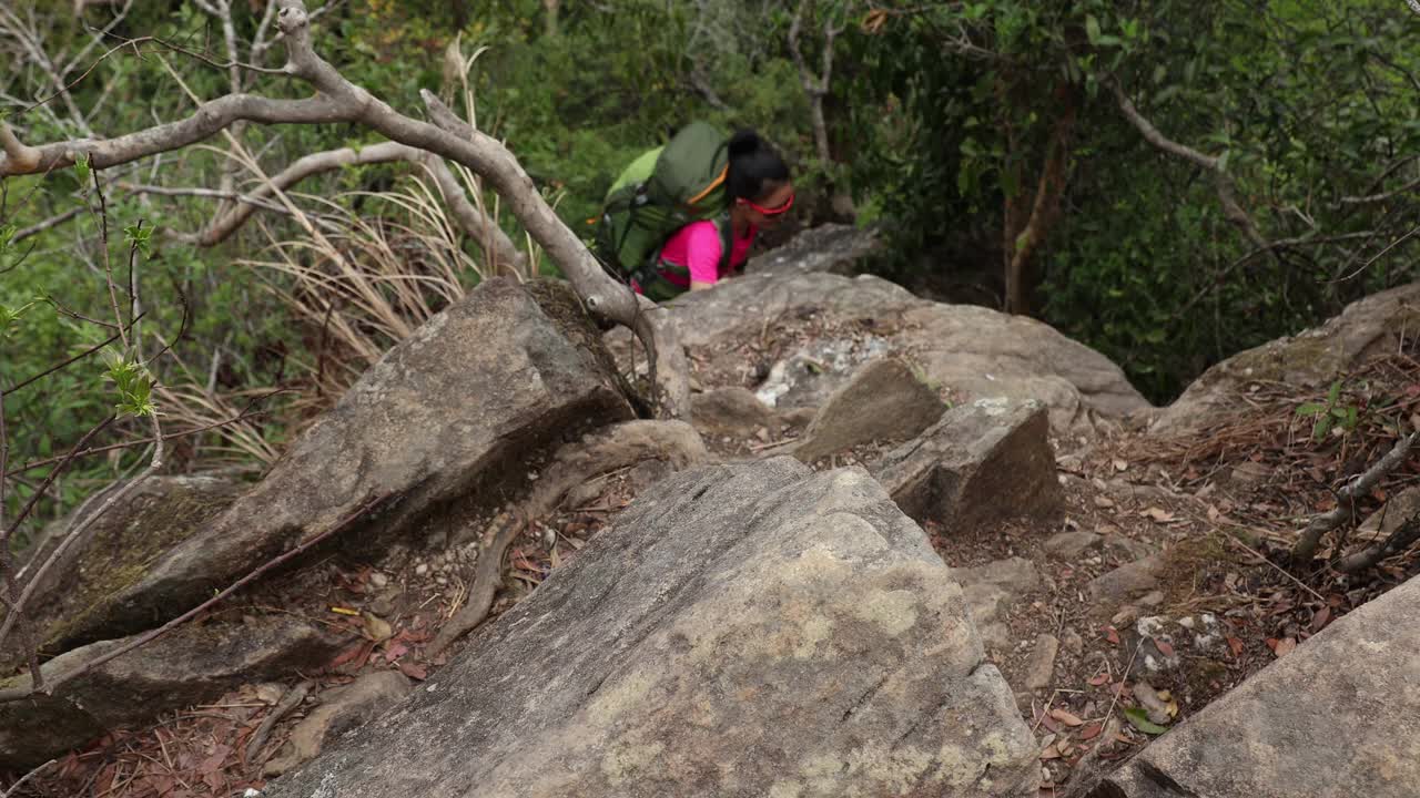 女徒步旅行者在山顶悬崖边缘