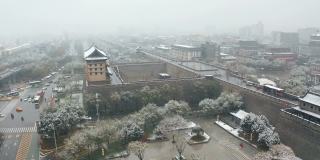 雪景中的西安古城墙，中国。