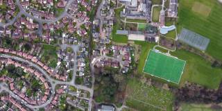无人机拍摄的英国西约克郡韦克菲尔德小镇阿尔弗索普的学校足球场和操场，时间是春天