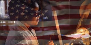 非裔美国女焊工用喷灯对抗飘扬的美国国旗的动画