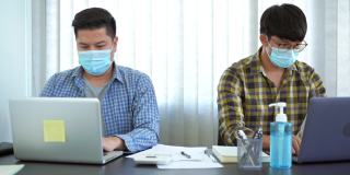 两名工友戴口罩打招呼用肘打招呼避免握手的4k视频，以确保新冠肺炎疫情期间的安全和防护