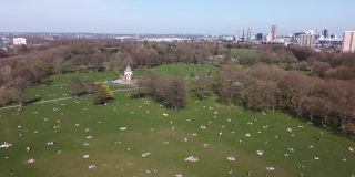 在伦敦维多利亚公园上空拍摄
