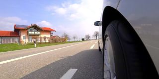 早春的巴伐利亚乡村公路