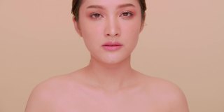 美丽的脸亚洲年轻女子与自然皮肤。肖像的美丽女孩与柔和的化妆和完美的皮肤。
