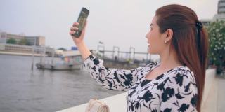 MCU——迷人的亚洲女人在度假时用手机自拍。