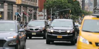 纽约、曼哈顿和人行横道的交通状况。交通与公共交通背景