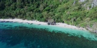 巴拉望木瓜海滩，观光胜地。在菲律宾的埃尔尼多巡回演出。宁静的白色沙滩与清澈的绿松石水，棕榈树的岩石构成的背景