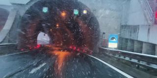 高速公路上的暴风雪