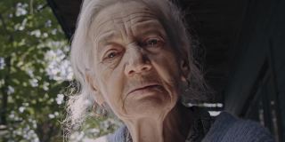 老年痴呆的老奶奶看着相机，老奶奶，特写肖像系列。
