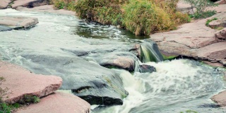 美丽的山河流过岩石。水流在山河中接近