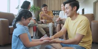 快乐的假期周末家人一起在客厅地板上玩，亚洲大家庭一代祖父母祖父母和女儿一起在公寓里度过美好时光