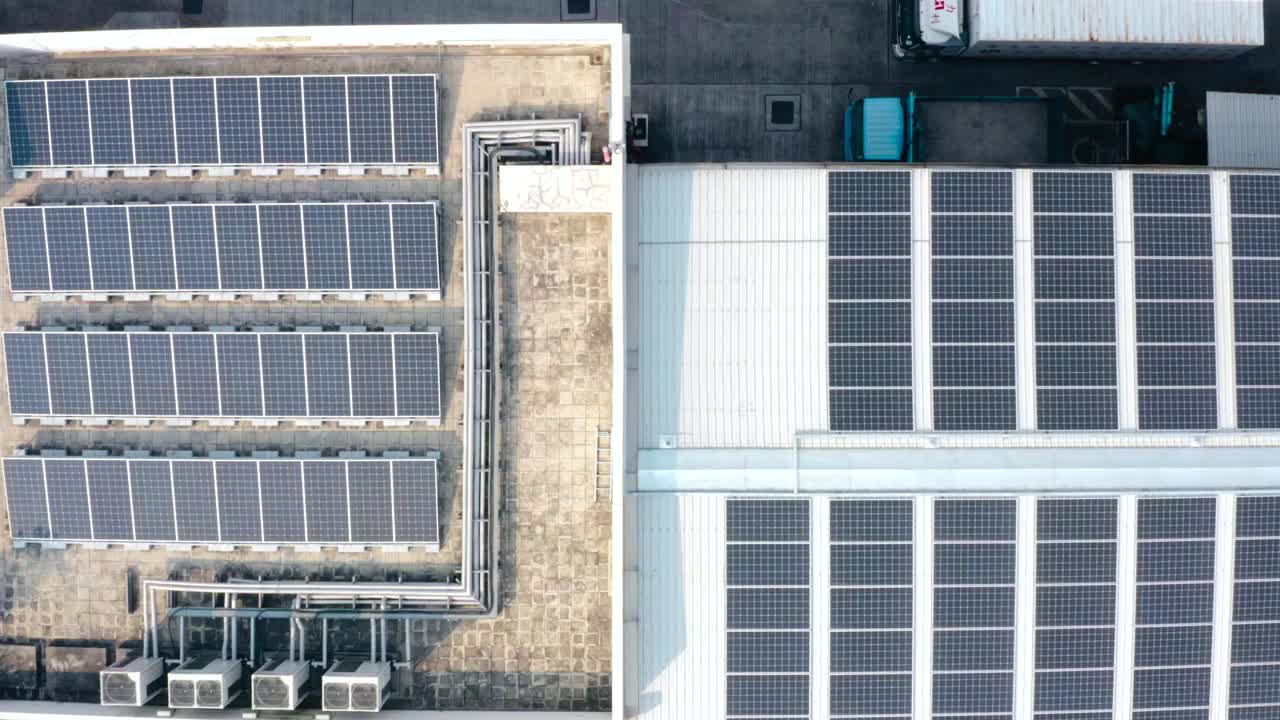 建筑屋顶上的太阳能电池板