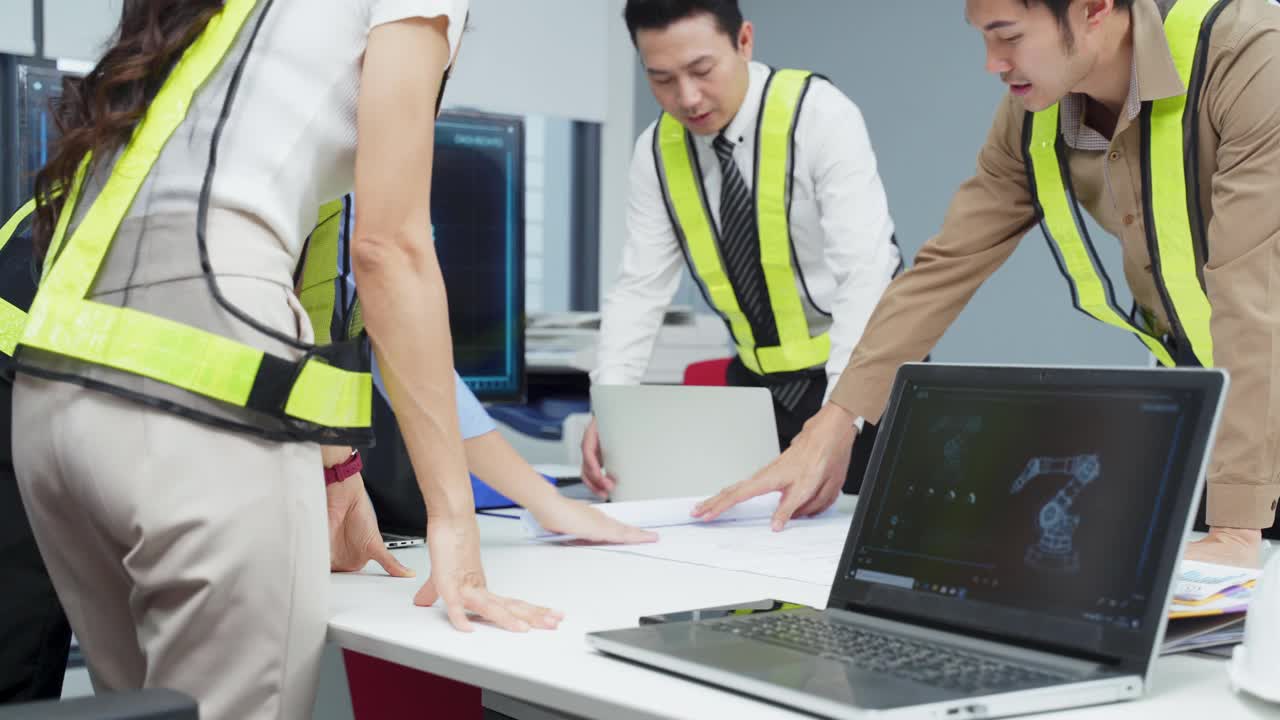 年轻的商人们在办公室里举行了一场关于机器人技术的讨论会议。人们有沟通头脑风暴和工作项目作为团队合作。公司的现代同事。