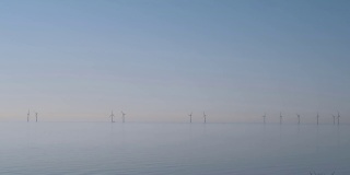 俯瞰平静的蓝色北海直到地平线。风力涡轮机的远景