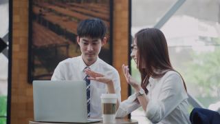 两位企业家坐在咖啡店里谈着开始新的生意视频素材模板下载