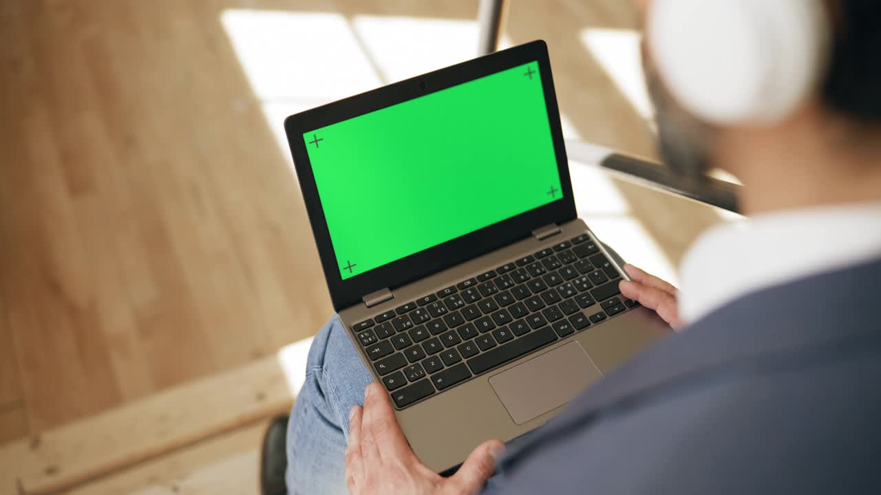 商人在笔记本电脑屏幕前用色度键