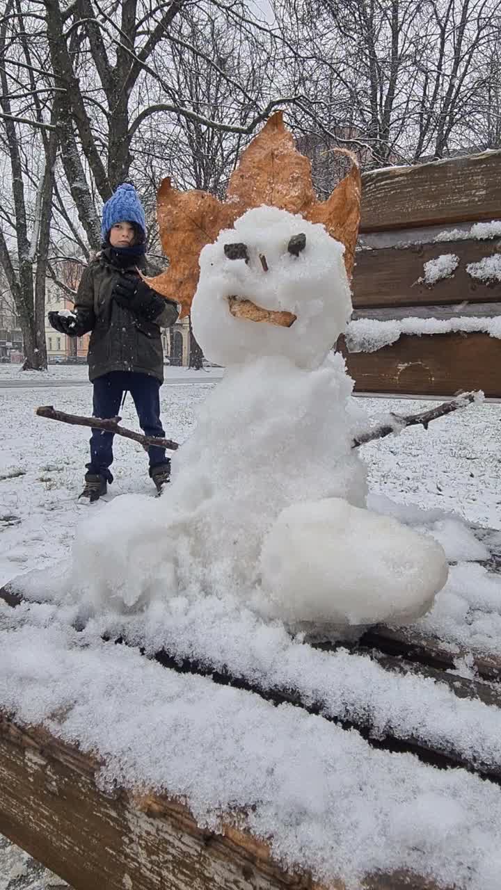 男孩和雪人玩得很开心