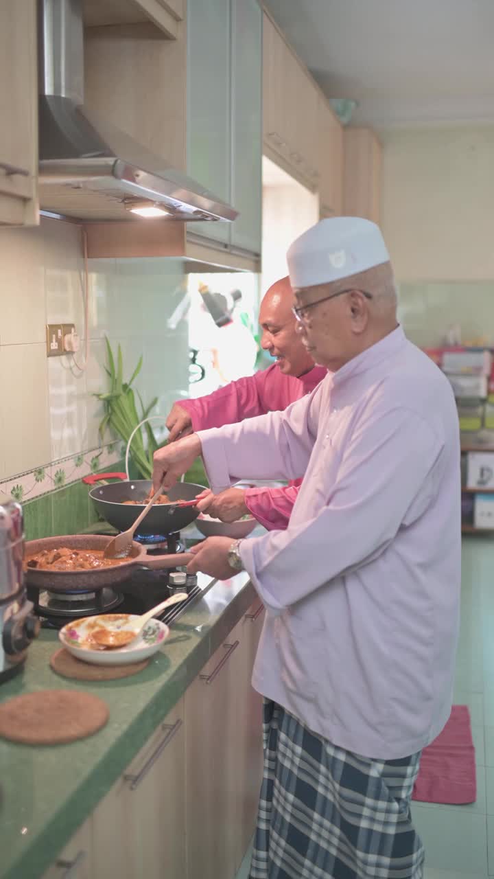 马来家族的祖父和父亲在厨房里并排烹饪传统食物咖喱，准备开斋的家庭团圆饭