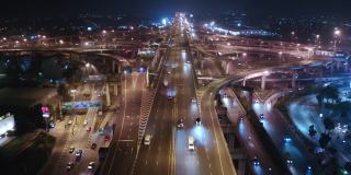 鸟瞰夜间公路交叉口，汽车交通与运输技术概念