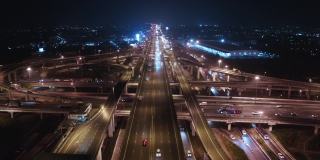 鸟瞰夜间公路交叉口，汽车交通与运输技术概念