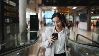 亚洲女性在机场使用智能手机视频素材模板下载