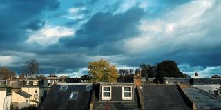 伦敦郊区屋顶上的延时云
