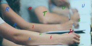 数字作文的多重字母浮动对一群大学生在课堂上学习