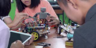 科学技术课堂中学水平如何操作一个机器人程序。