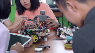 科学技术课堂中学水平如何操作一个机器人程序。视频素材模板下载
