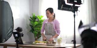 女视频博主在录制烹饪视频