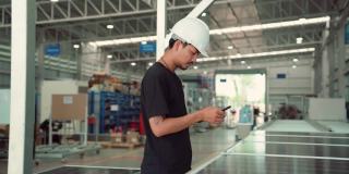 亚洲人使用移动电话在仓库工作