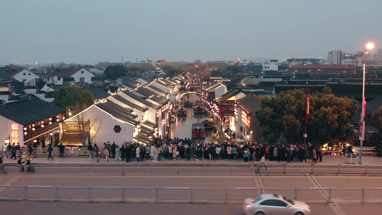 夜间，中国苏州运河镇的无人机拍摄。