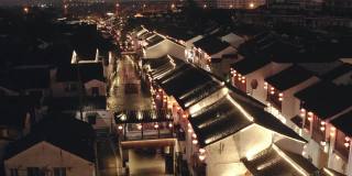 夜间，中国苏州运河镇的无人机拍摄。