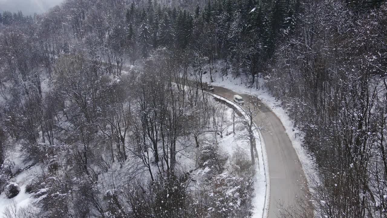 冬季空中旅行在白雪覆盖的林地。在山上滑雪度假。