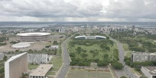 巴西利亚，DF，巴西，2月18日- 2021年——巴西利亚在一个下雨天，飞过一个纪念轴