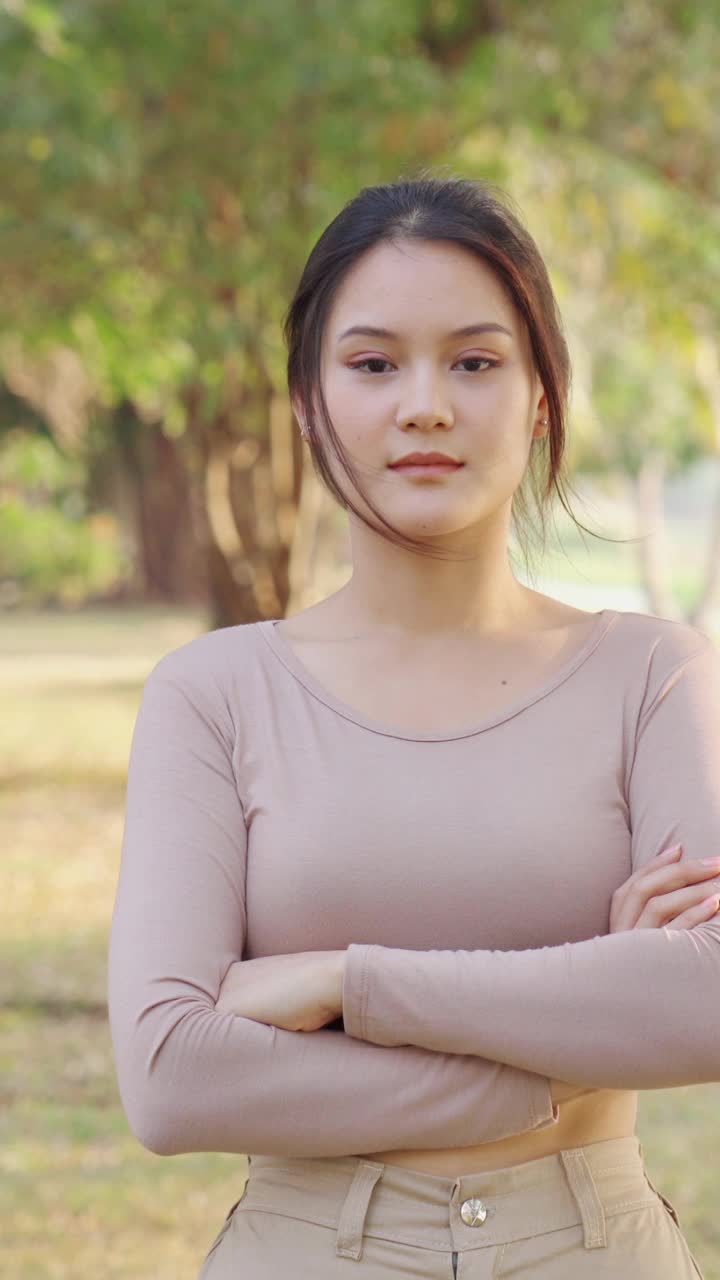 近距离观察，年轻的亚洲女游客在森林里，手举起和平的标志，决心决定成功，另类的生活方式