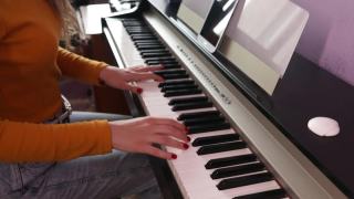 一个女人通过视频学习弹钢琴视频素材模板下载
