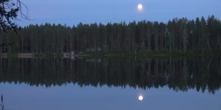 芬兰的荒野湖-月光下的夜晚感受