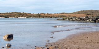 苏格兰西南部沙滩上柔和的海浪