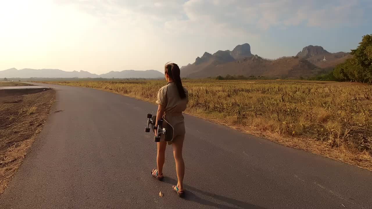 女子亚洲滑板在山路，冲浪滑板