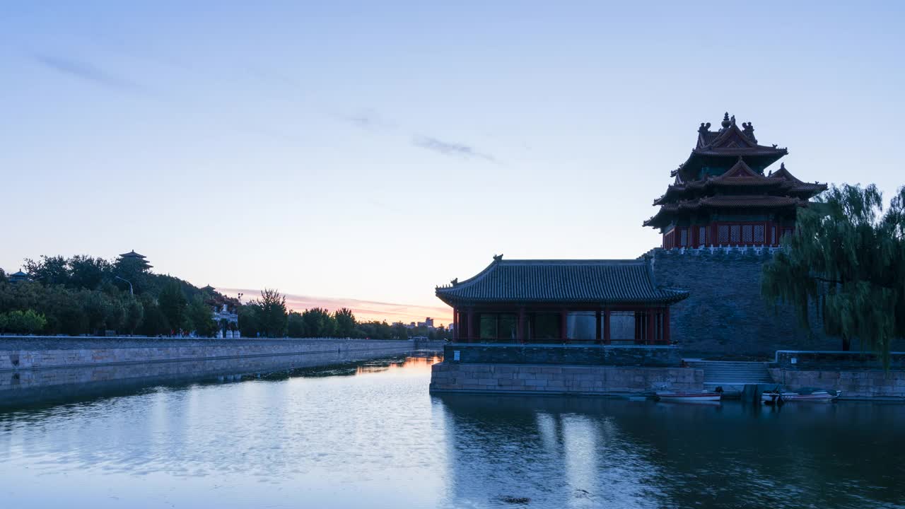 秋日清晨的紫禁城望楼，北京市中心的美丽风景(延时)