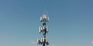 蓝天背景下的5G基站镜头。乡村城镇的乡村宽带。