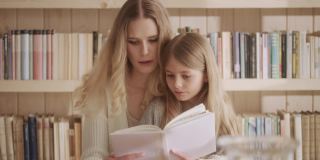 慈爱的母亲和她的小女儿一起读书