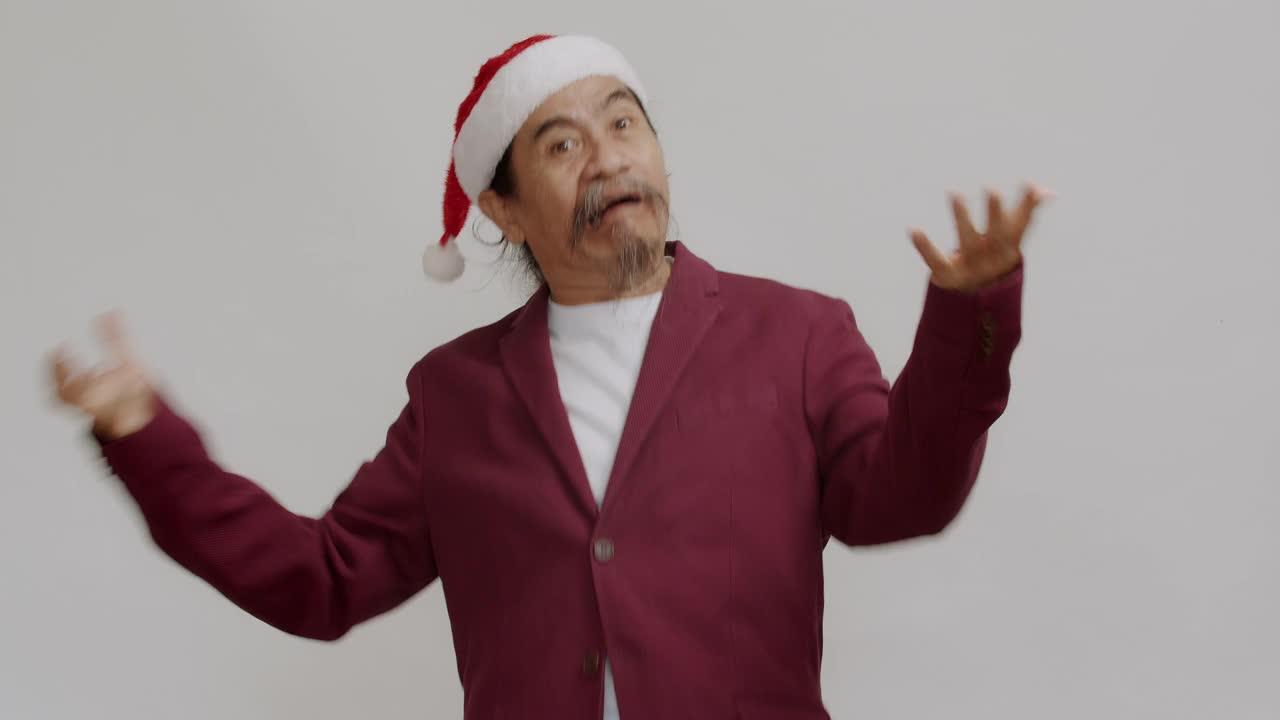老人随着流行歌曲跳舞，圣诞节。