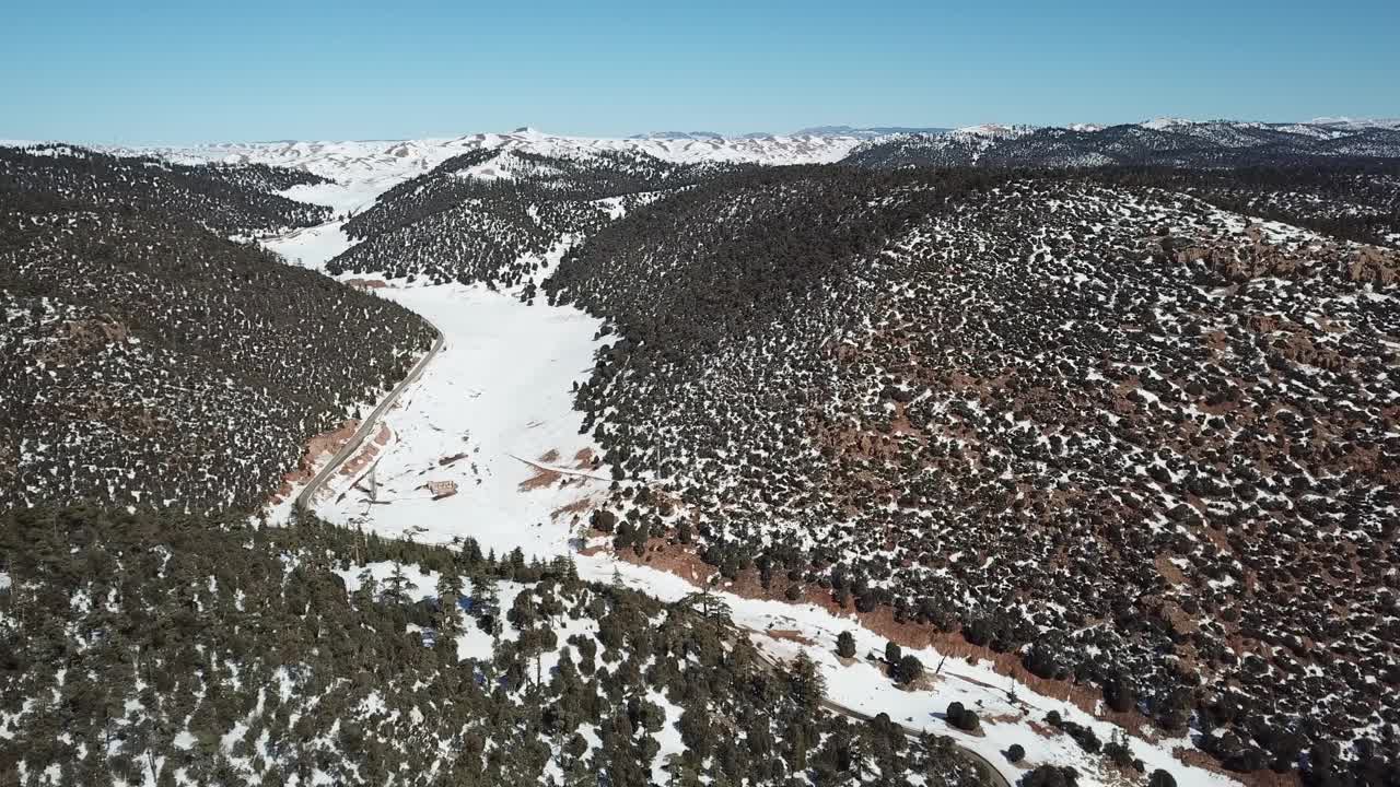 冬季阿特拉斯山脉公路鸟瞰图
