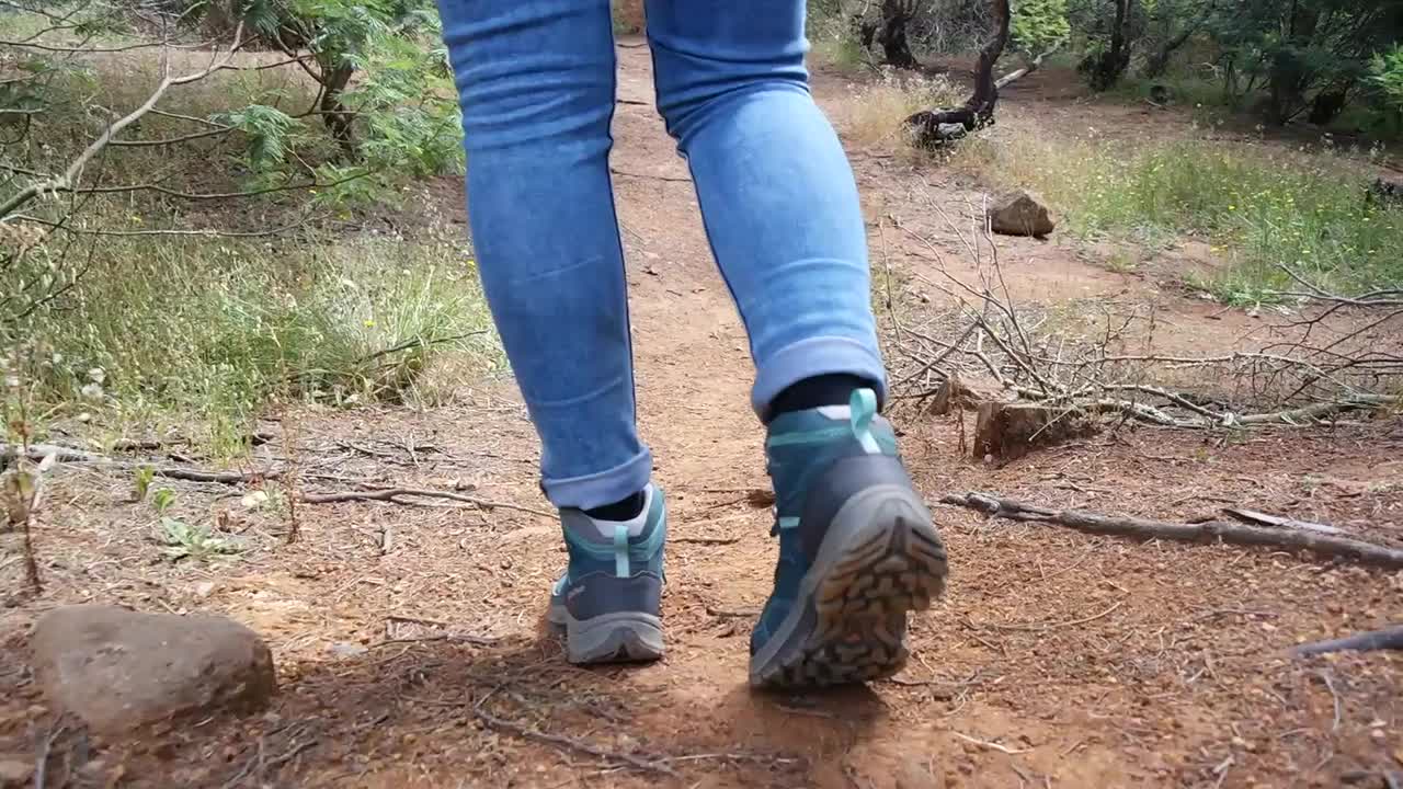 女性在大自然中徒步旅行