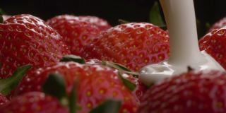 酸奶浇草莓