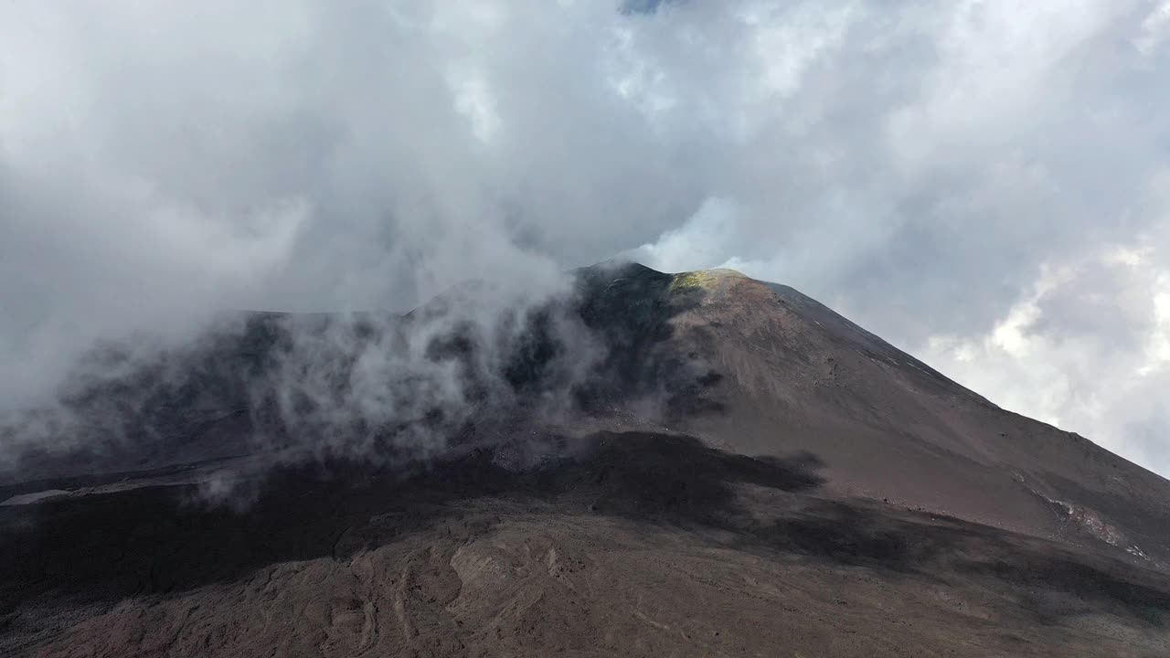 4000 -实时:埃特纳火山鸟瞰图，卡塔尼亚，意大利西西里岛