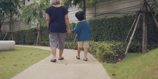奶奶和孙子在公园里散步。